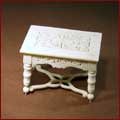 Miniatur-Tisch aus Elfenbein.